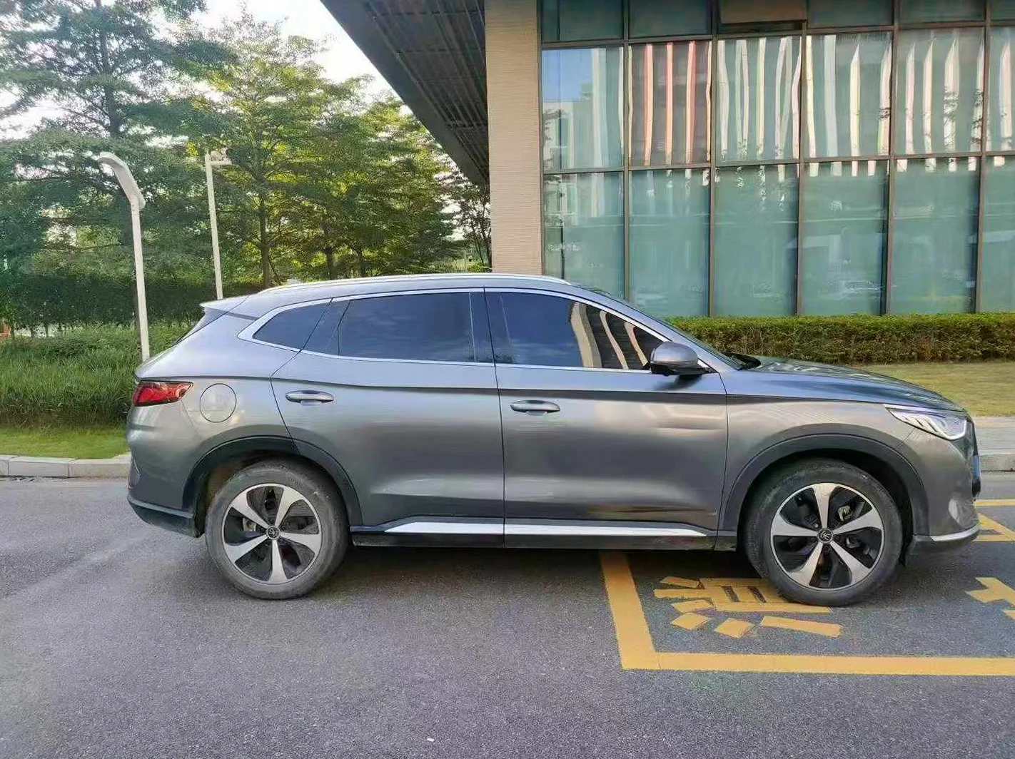 比亚迪宋PLUS 后面外观一