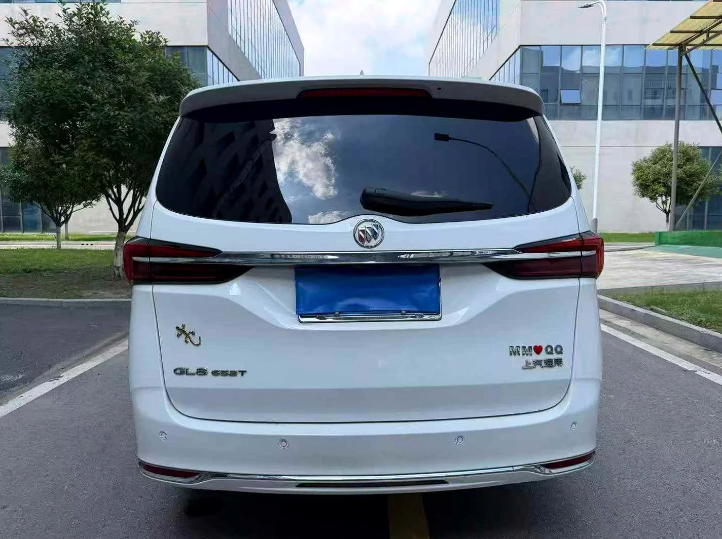 别克GL8 后面外观一