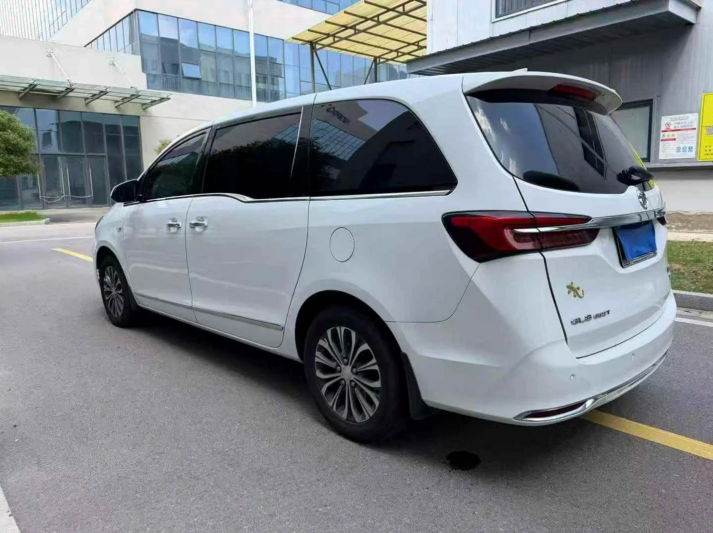 别克GL8 后面外观三