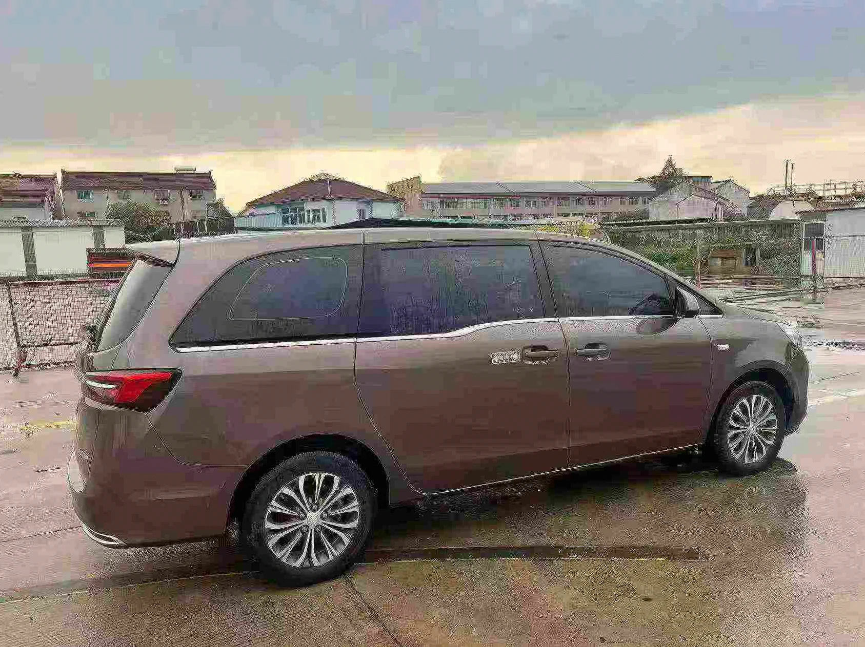 别克GL8 后面外观三