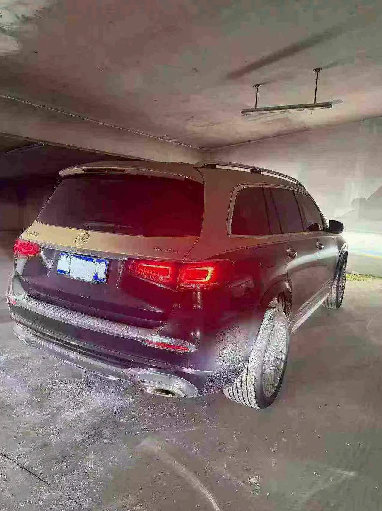 奔驰GLS 后面外观一