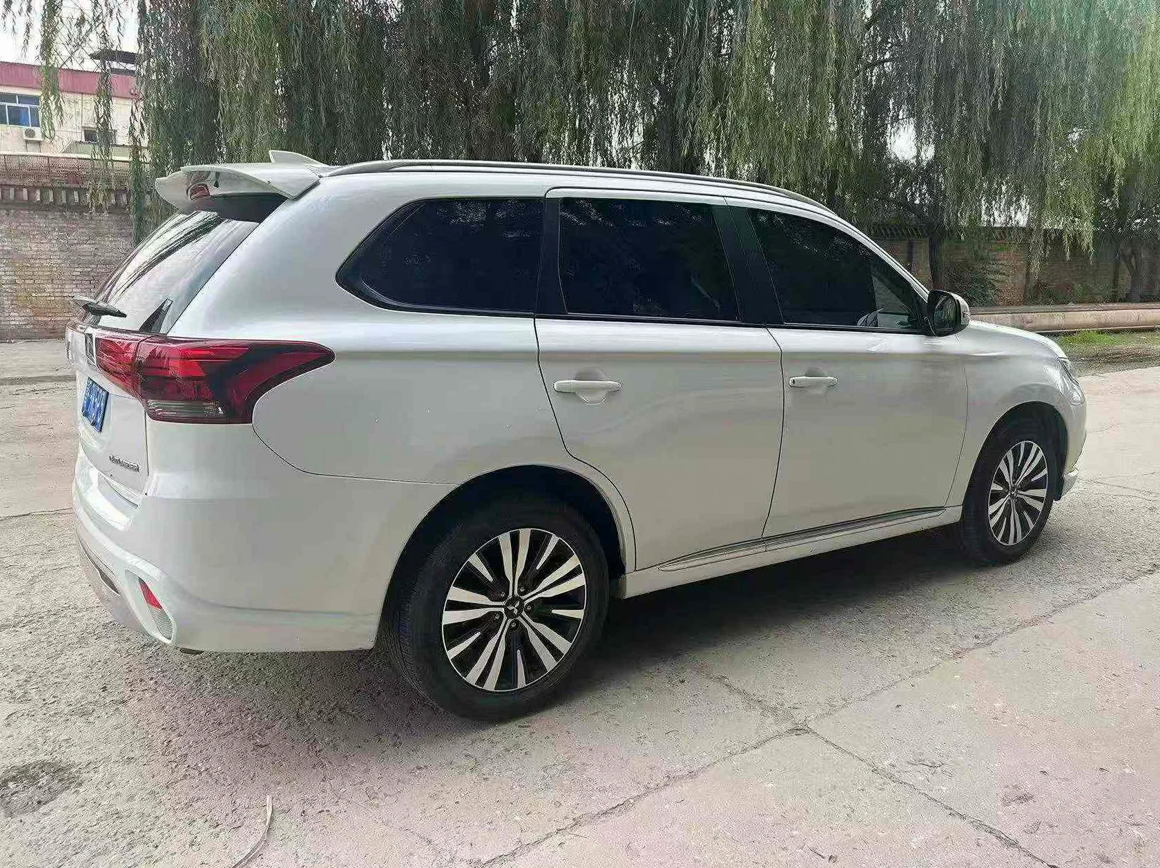 三菱欧蓝德 后面外观二