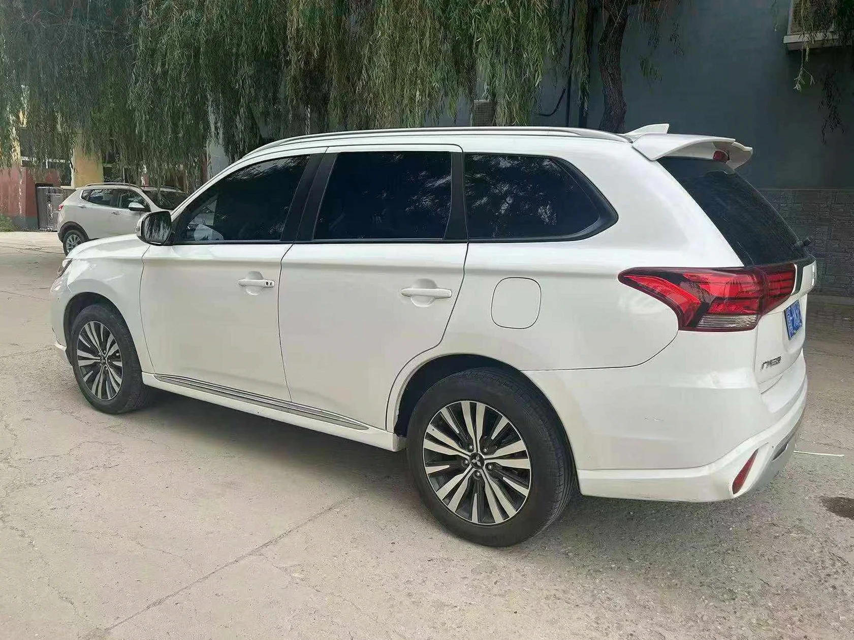 三菱欧蓝德 后面外观三