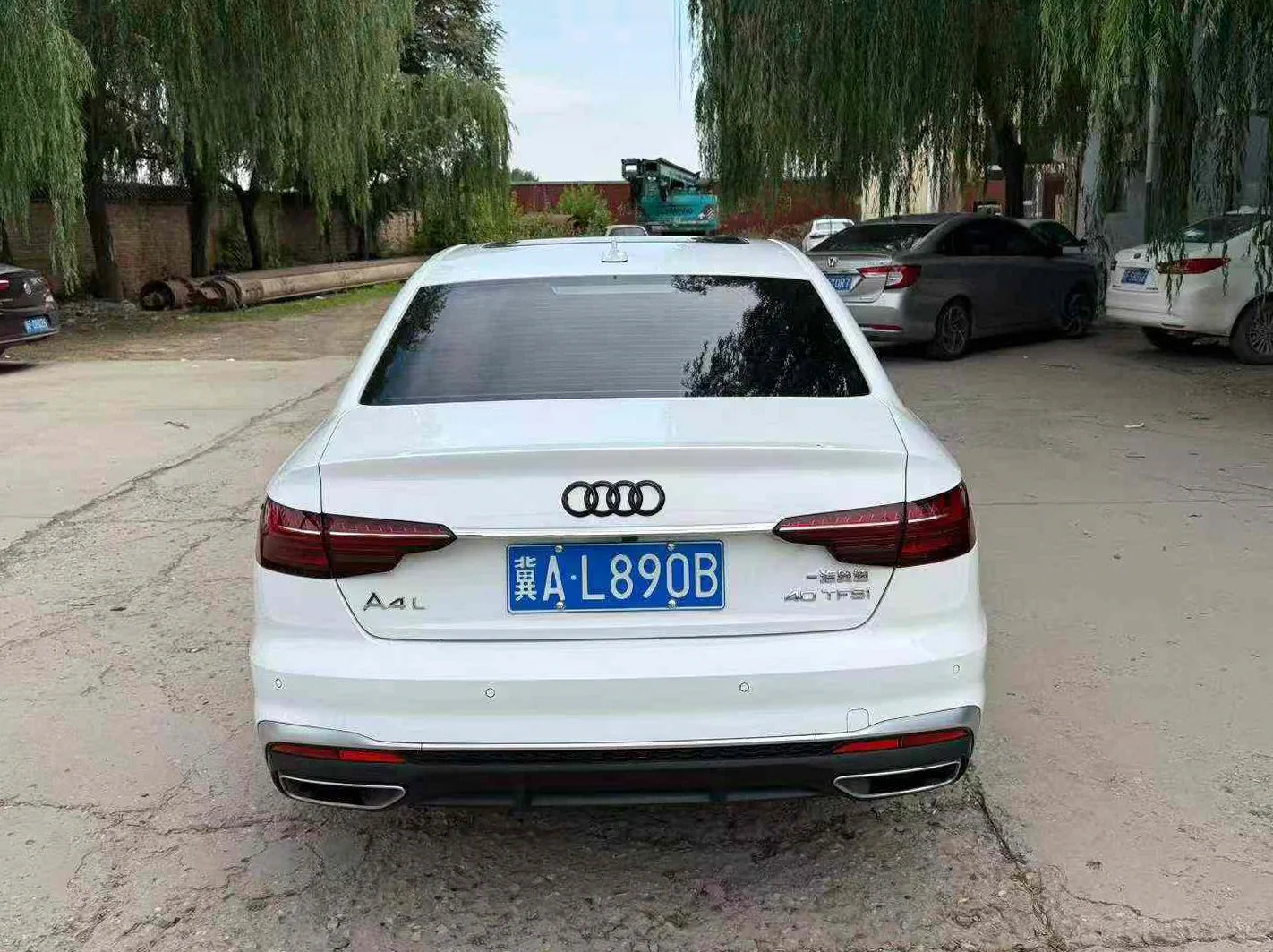 奥迪A4L 后面外观一