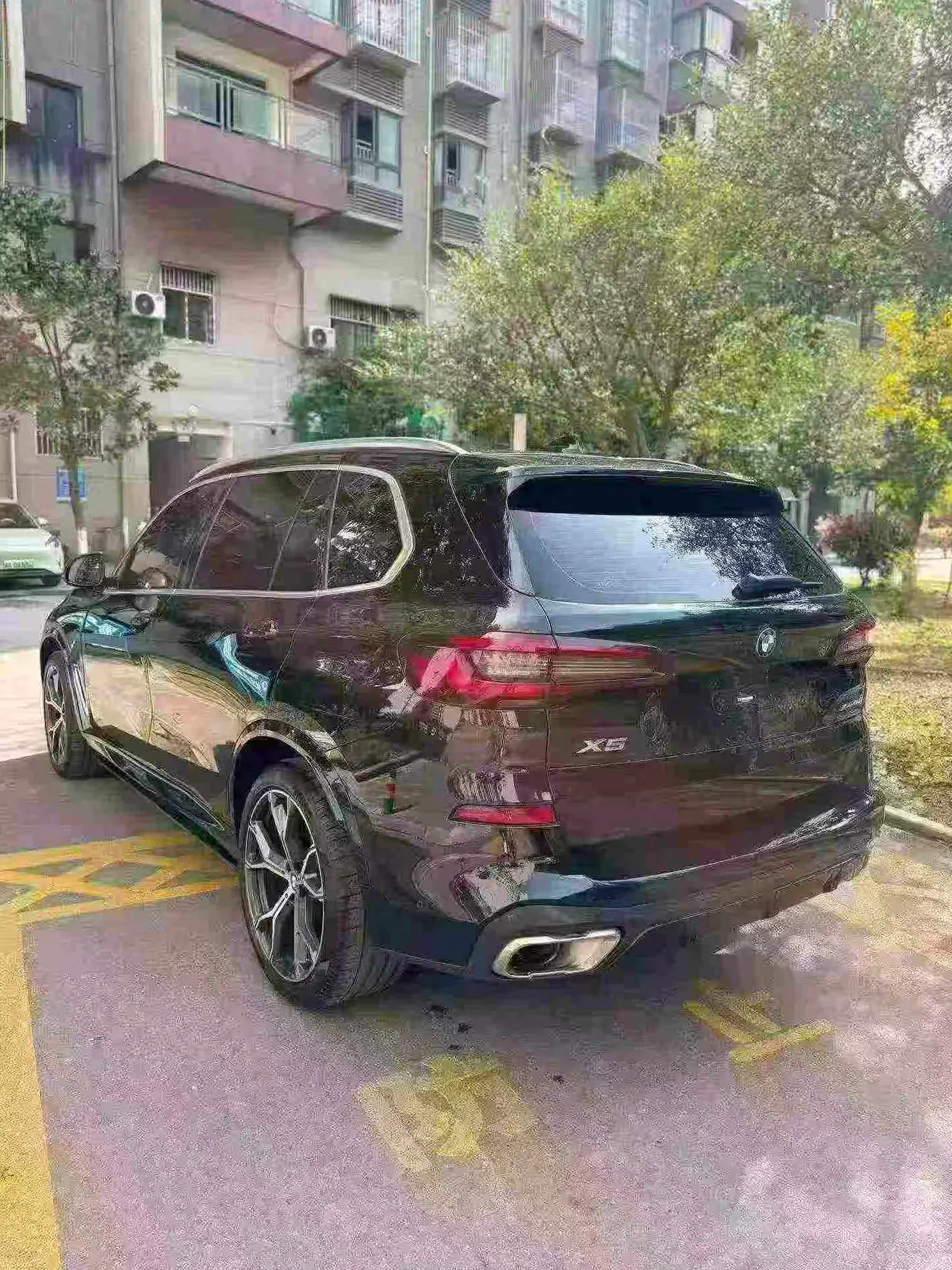 宝马X5 后面外观一