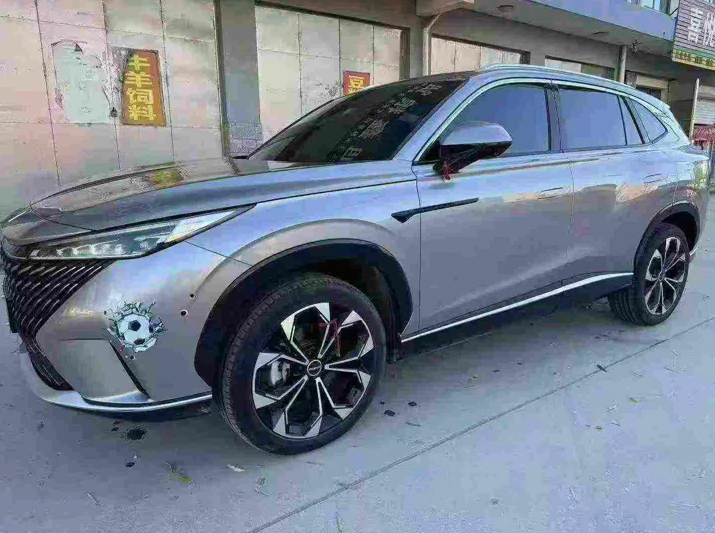 荣威RX5 正面外观三
