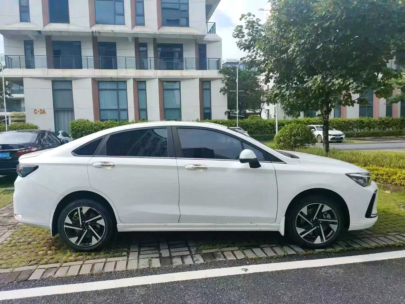 奔驰R 后面外观一