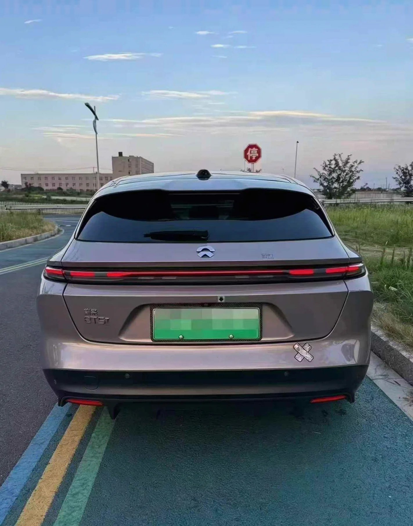蔚来ET5 后面外观一