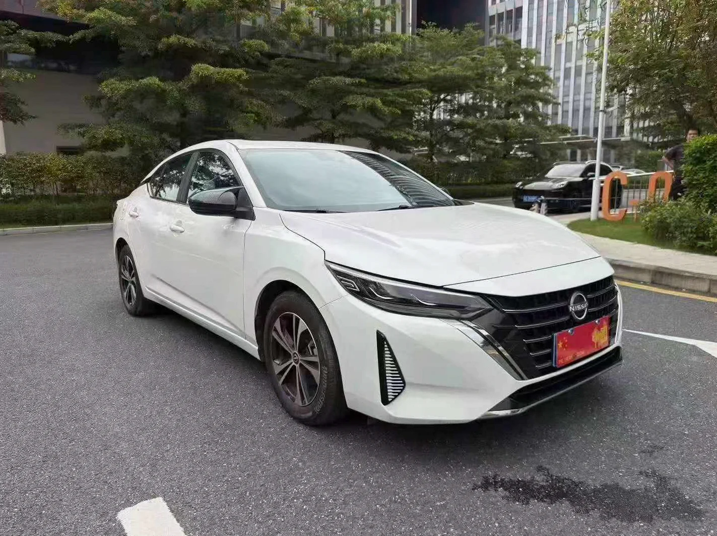 日产轩逸 正面外观三