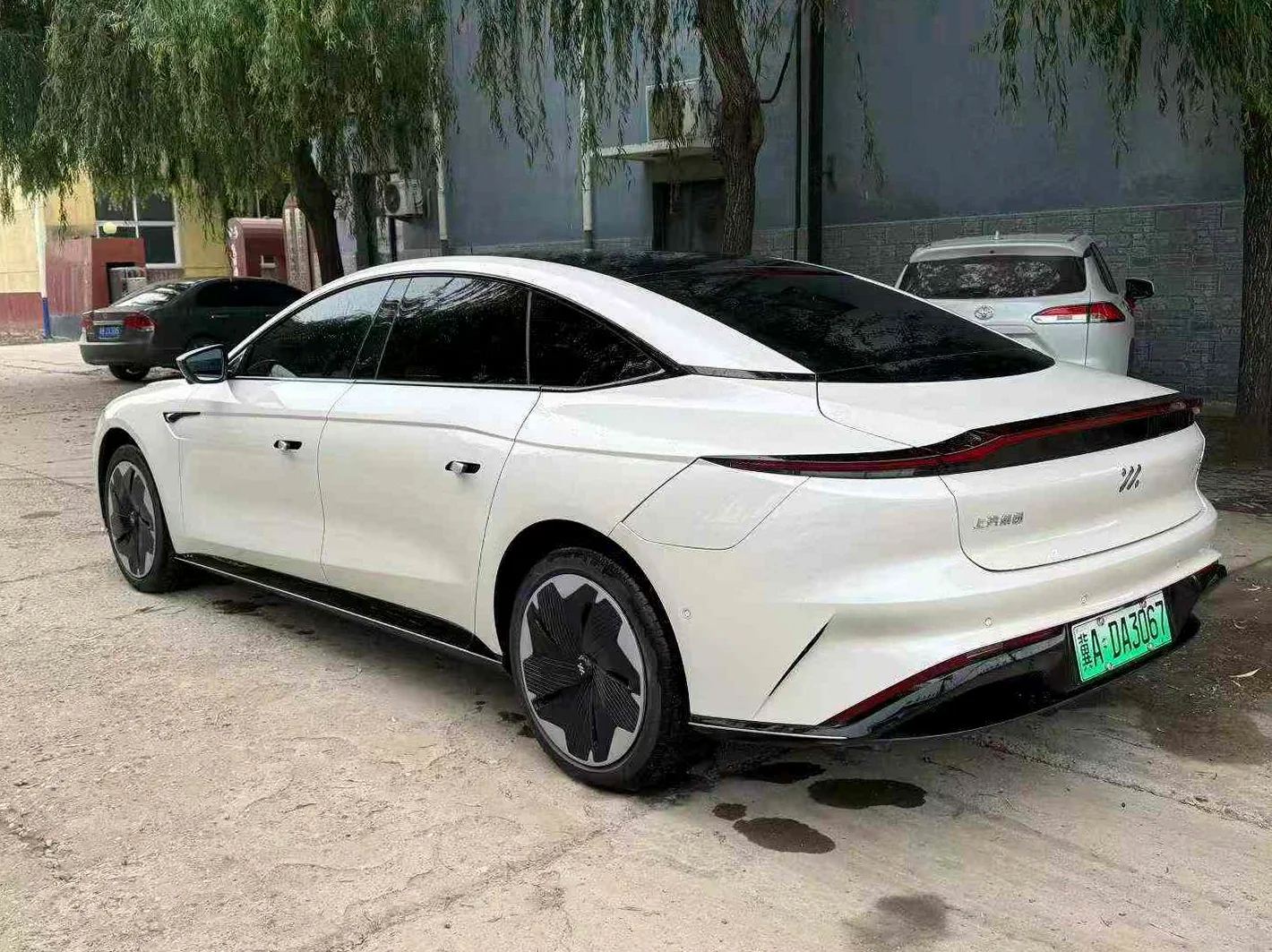智己L7 后面外观二