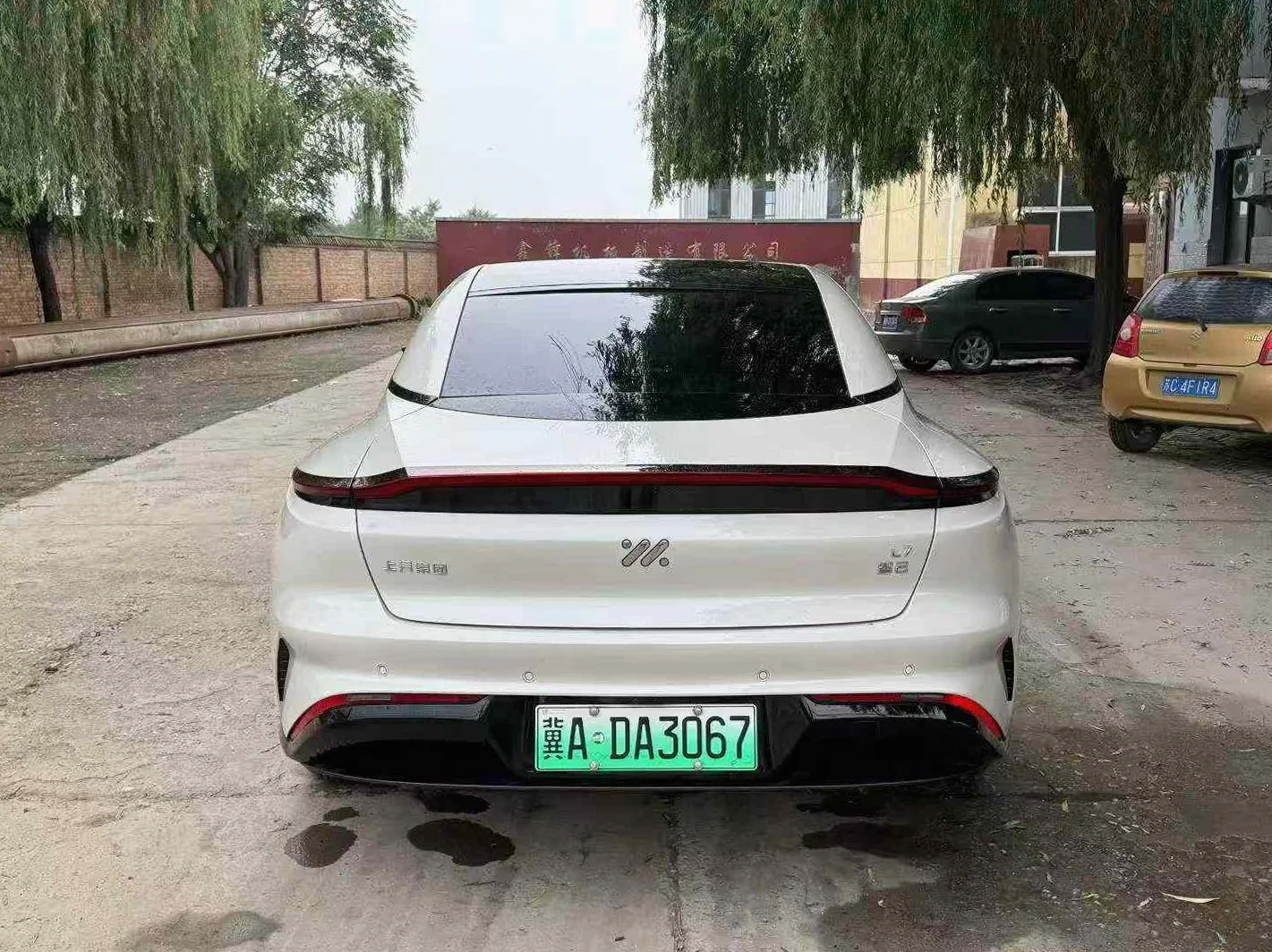 智己L7 后面外观一