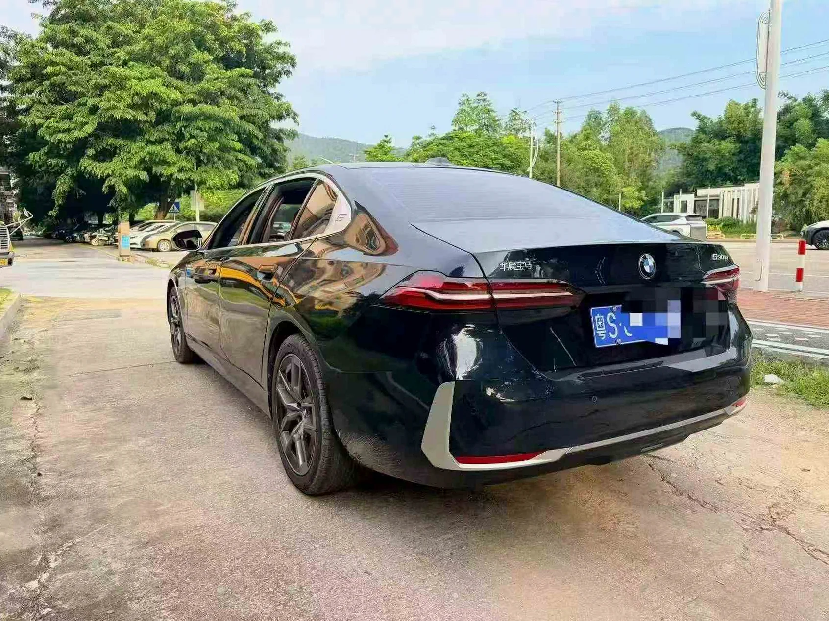 宝马5系 后面外观一