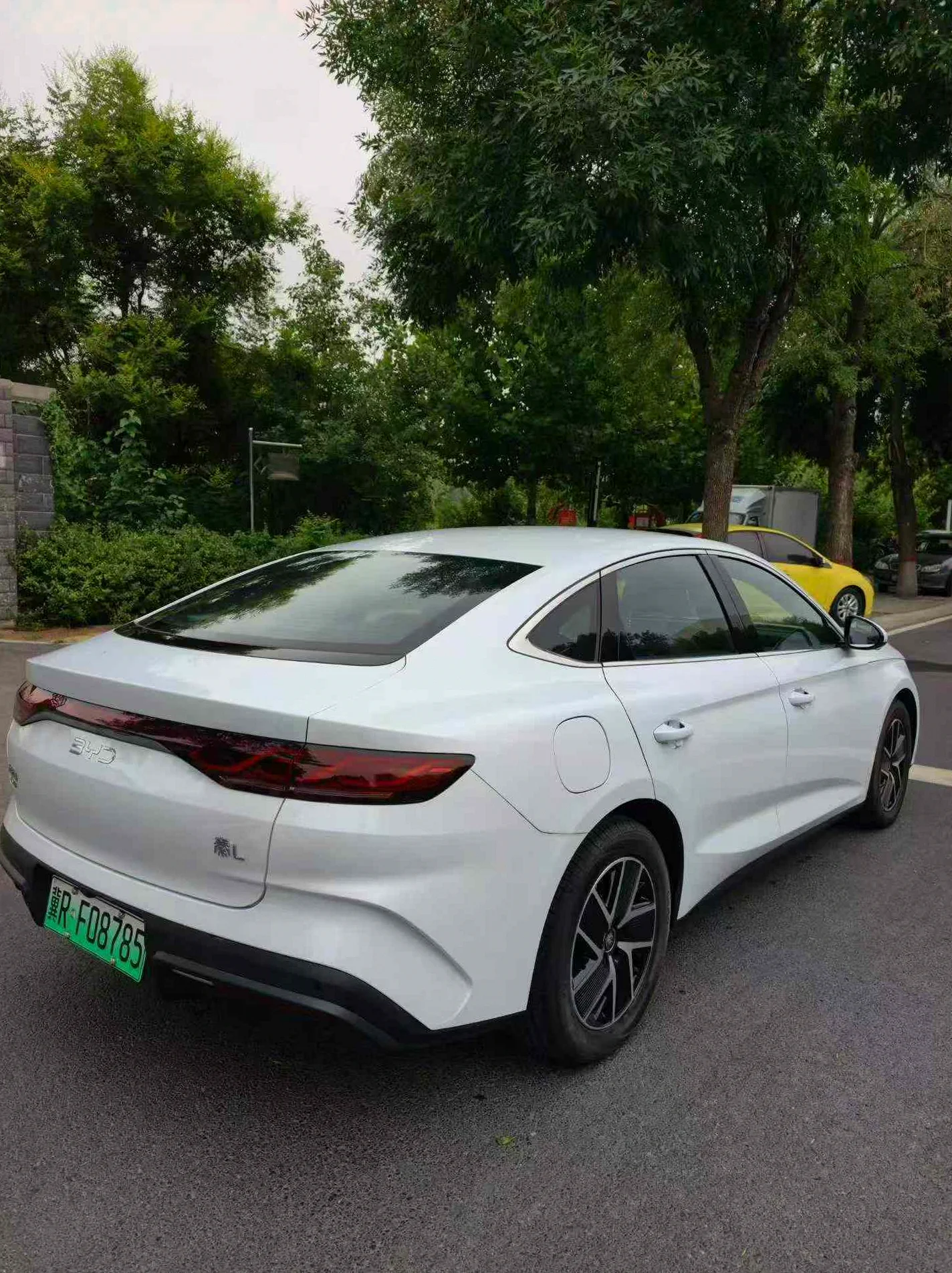 比亚迪秦 后面外观一
