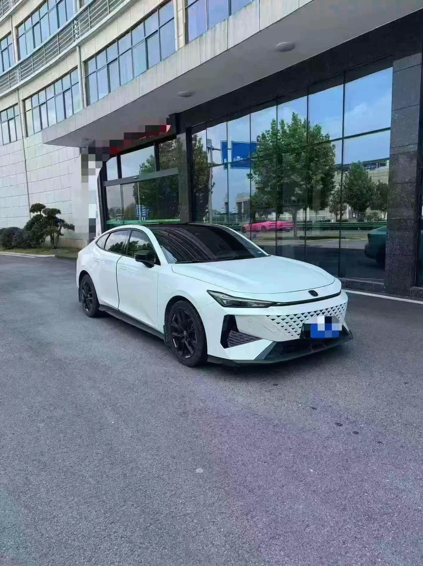 长安汽车UNiV 后面外观一