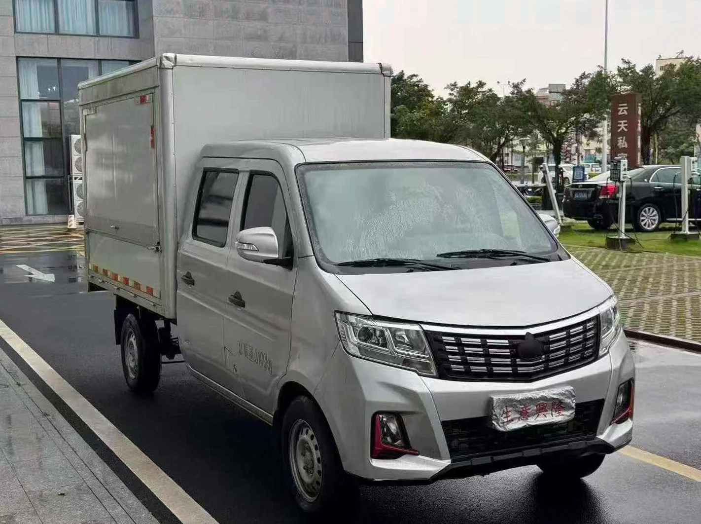 25年长安双排厢式小货车