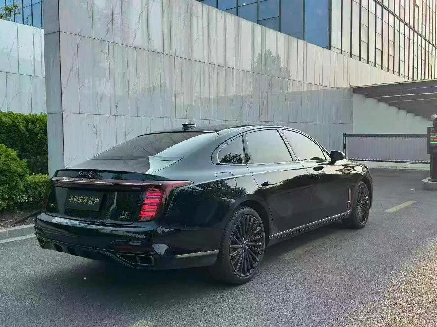 红旗H9 后面外观三