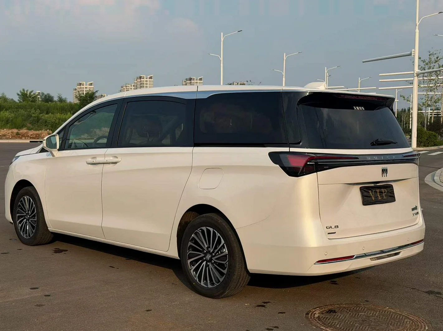 别克GL8 后面外观三