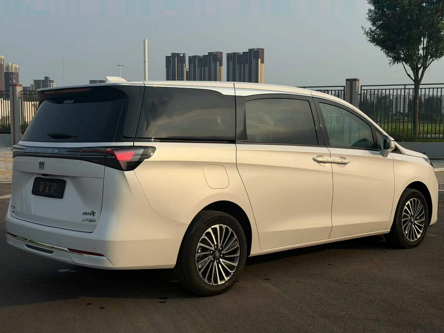 别克GL8 后面外观一