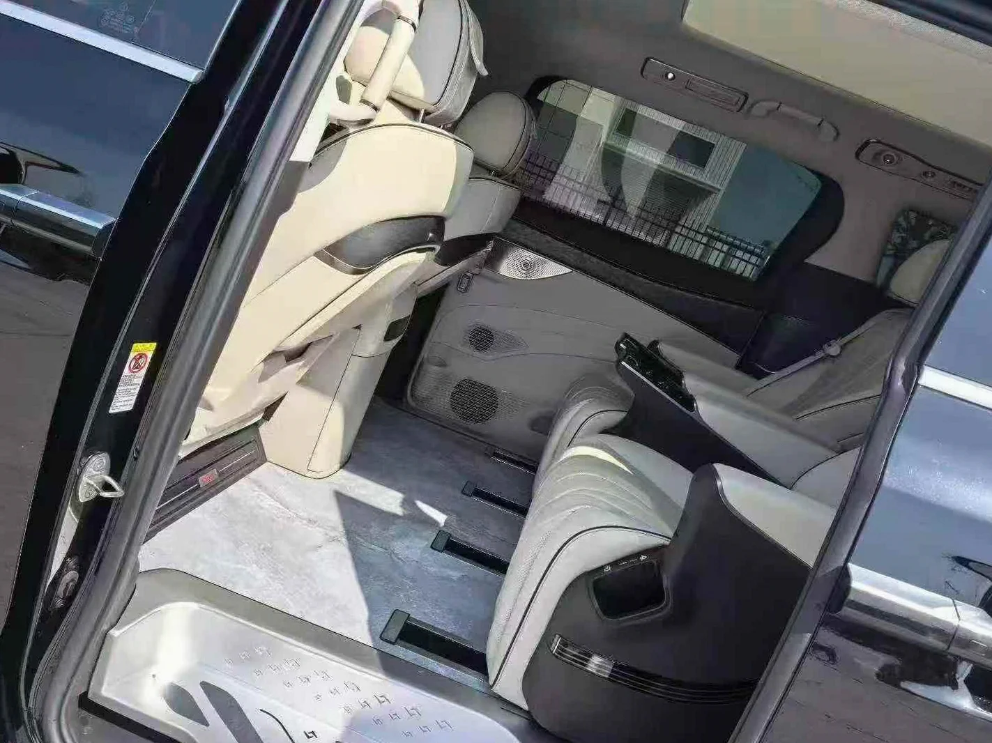 腾势D9 驾驶室