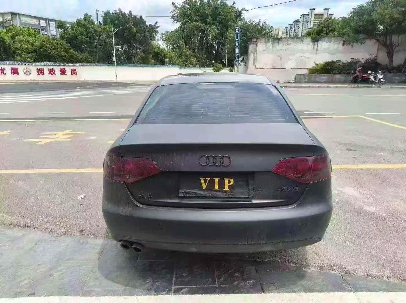 奥迪A4L 后面外观一