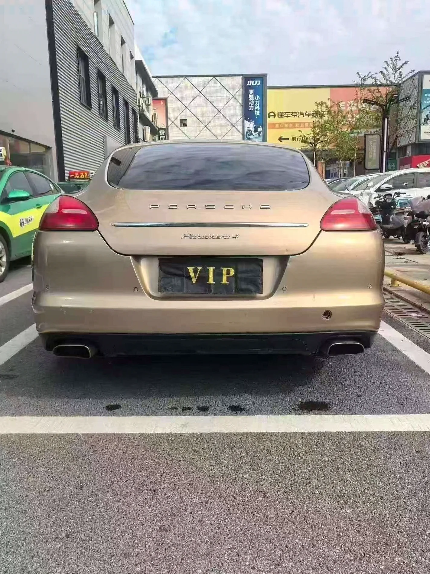 保时捷帕拉梅拉 后面外观一