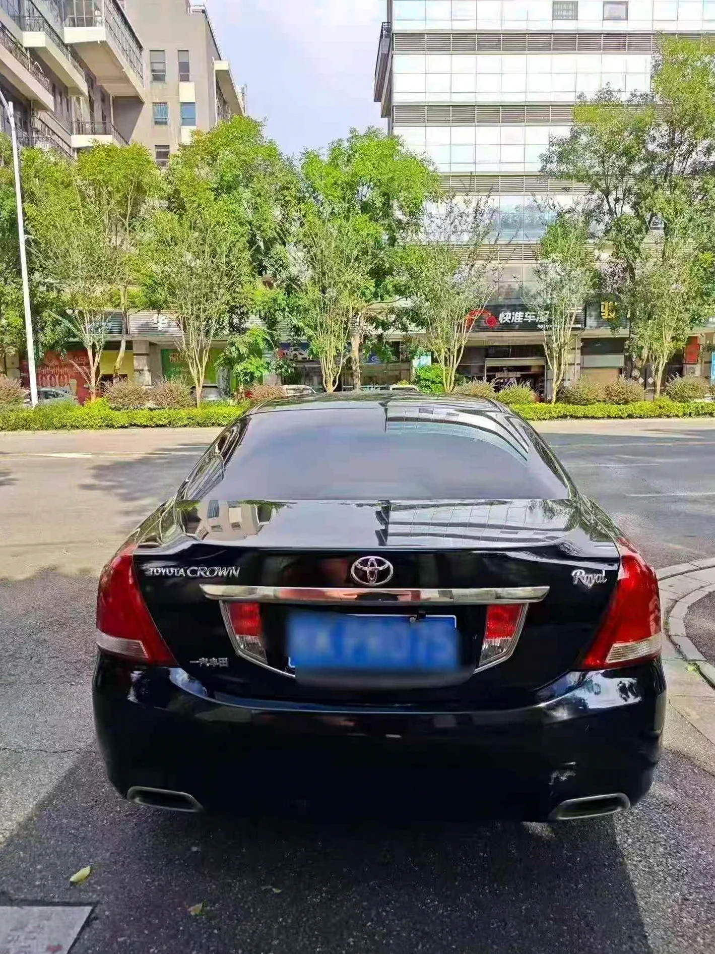 丰田皇冠 后面外观二