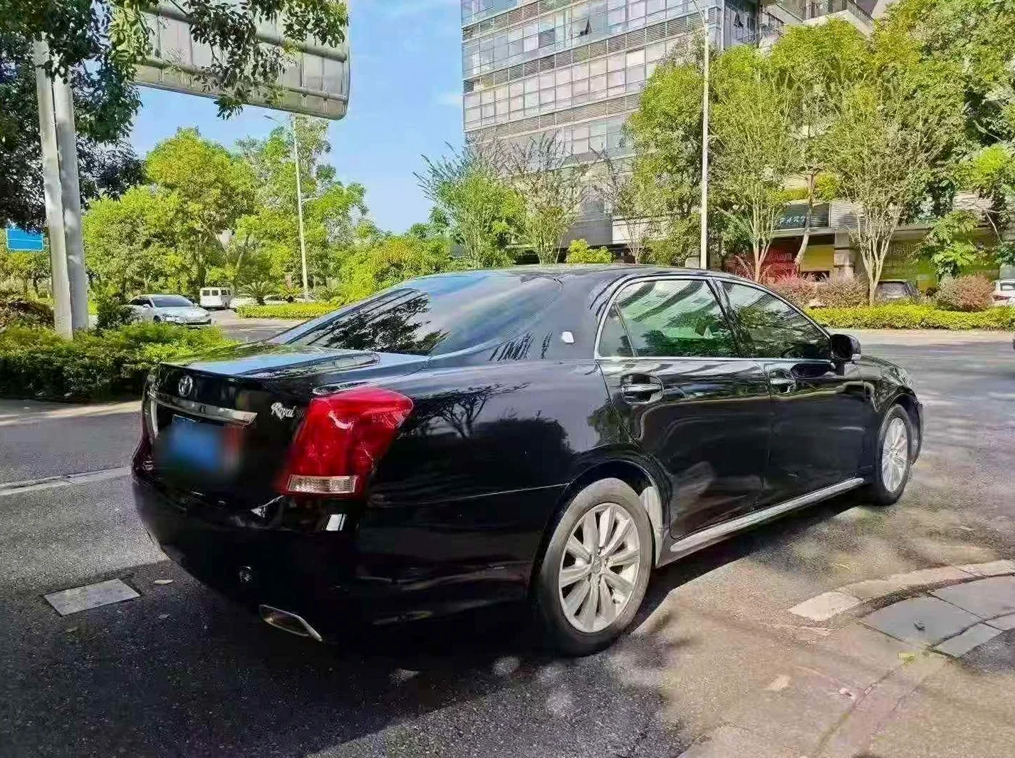 丰田皇冠 后面外观三