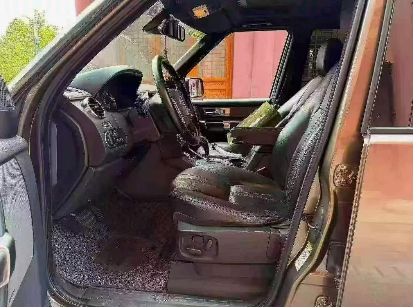 路虎发现 后面外观二