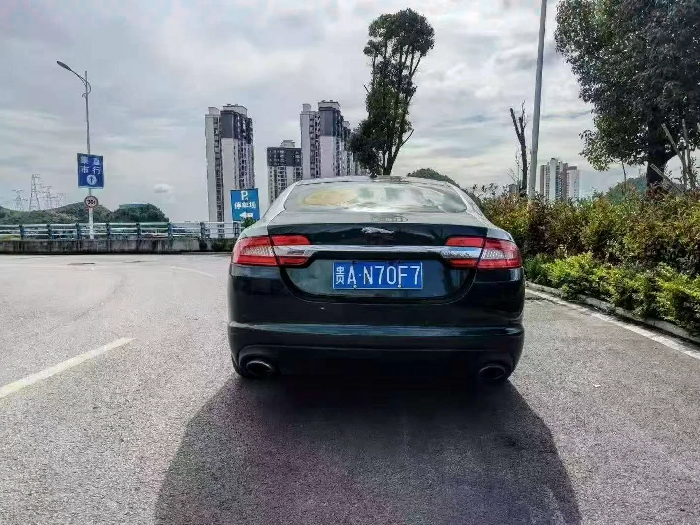 捷豹XF 后面外观一