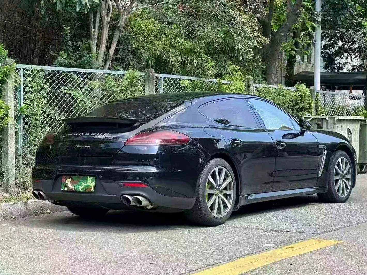 保时捷帕拉梅拉 后面外观一