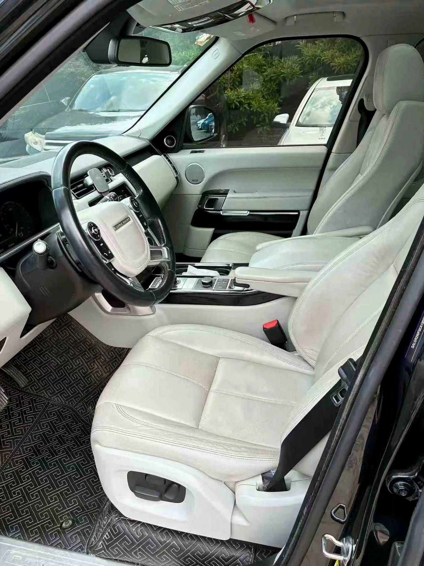 路虎揽胜行政 后面外观一