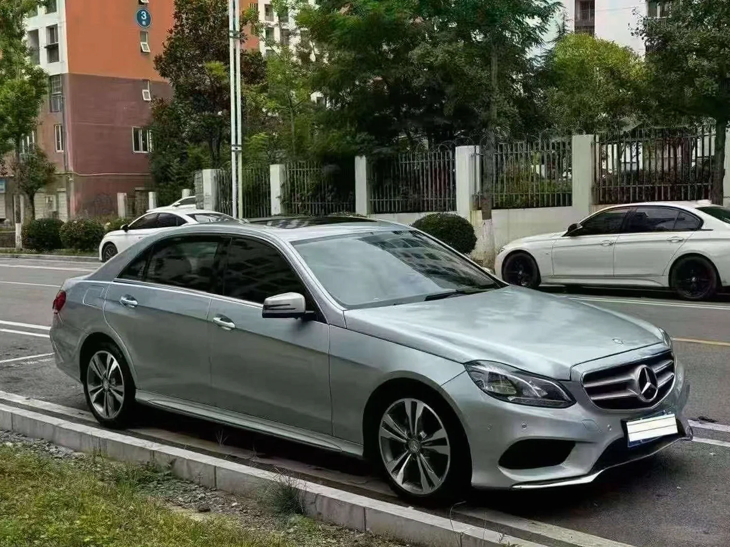 奔驰E 正面外观二