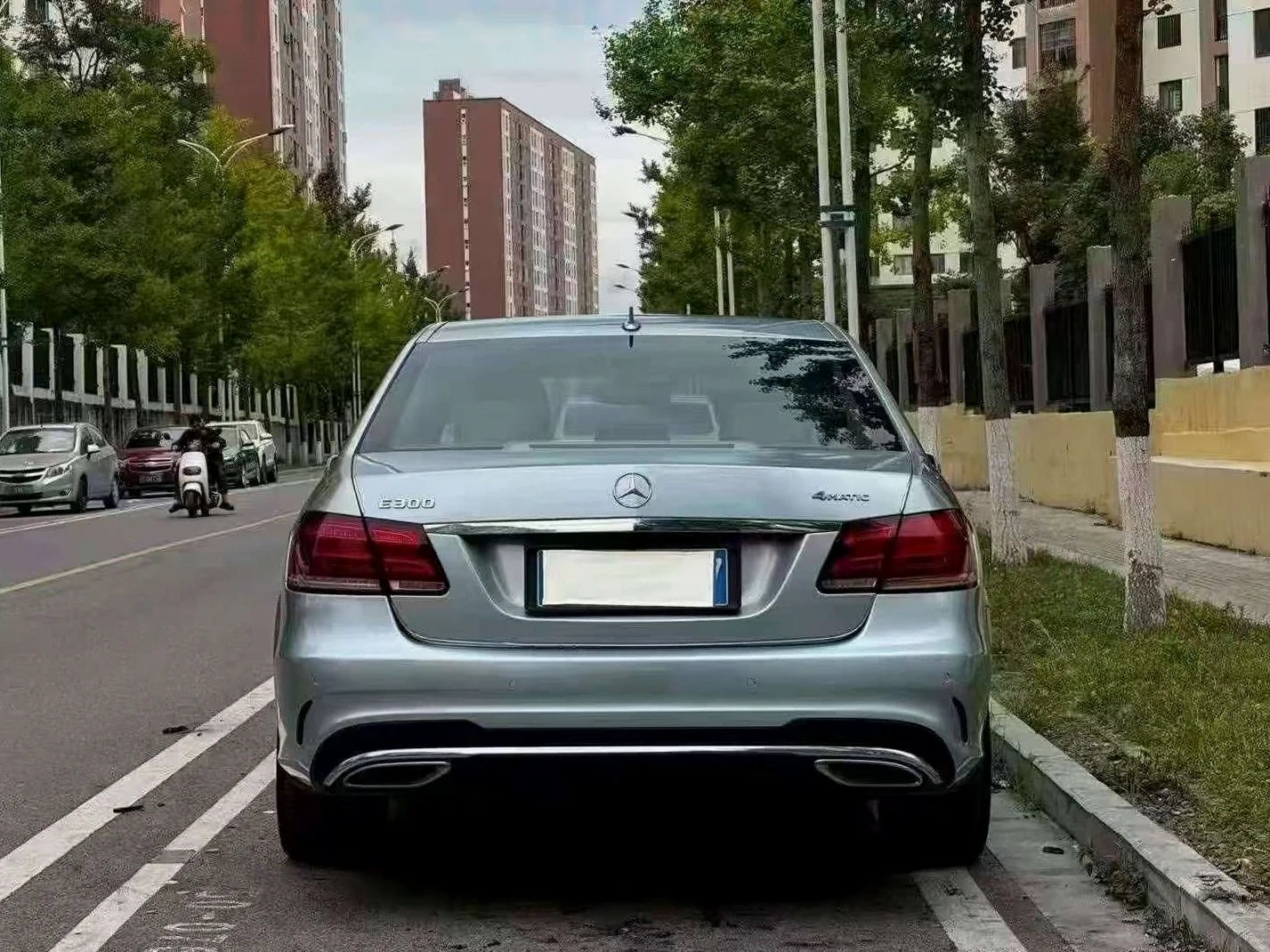 奔驰E 后面外观一