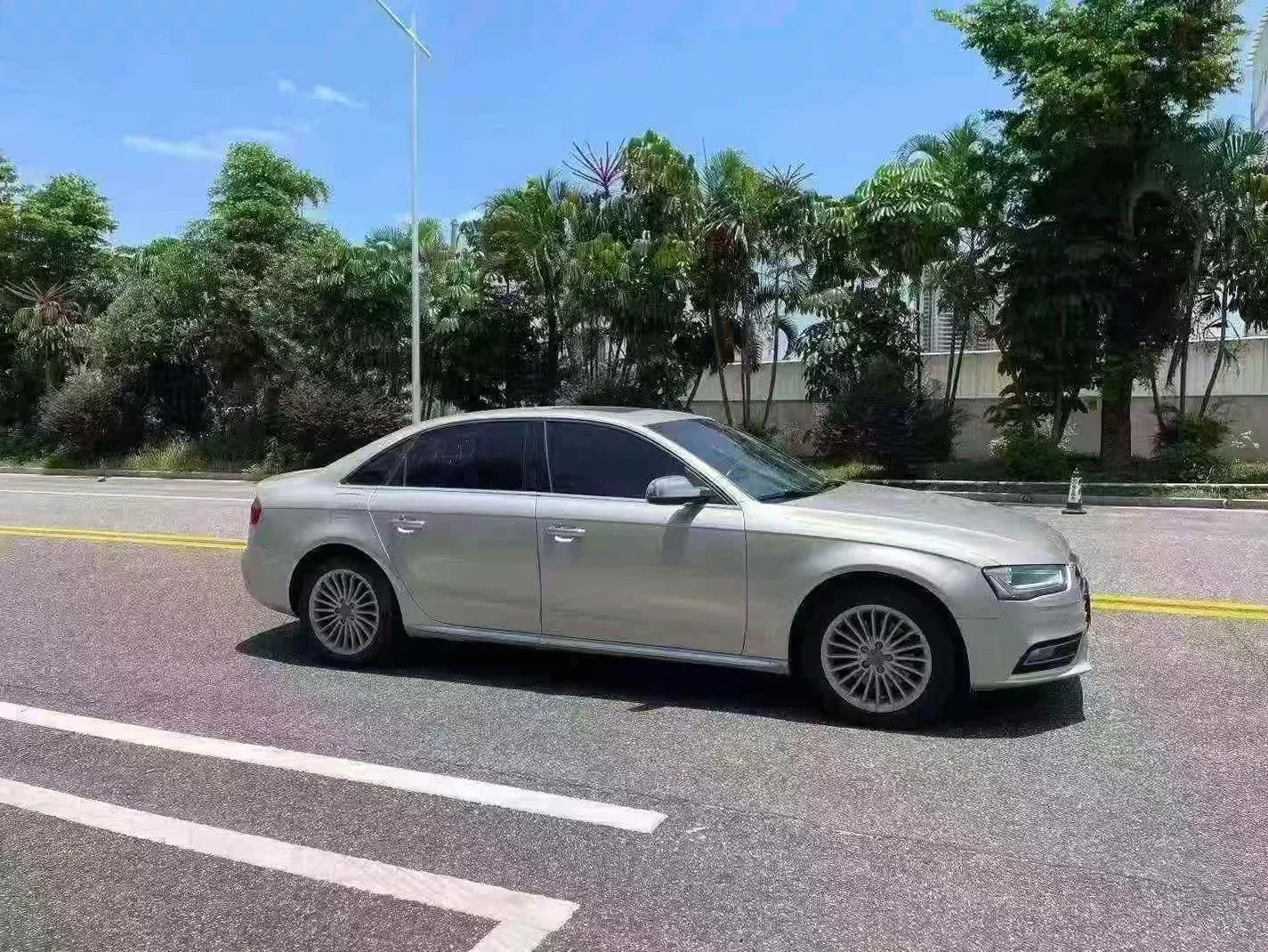 奥迪A4L 正面外观二