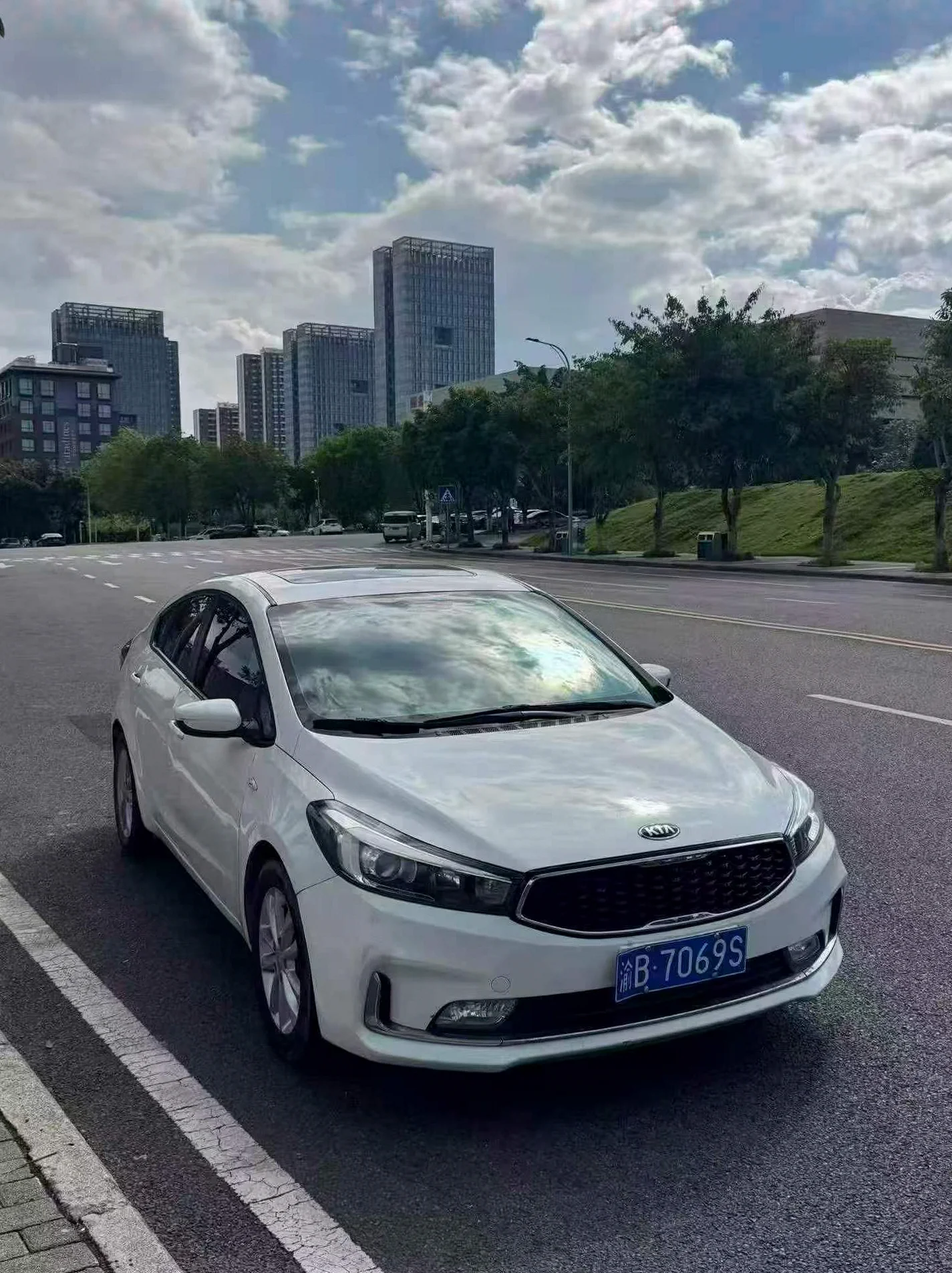 起亚K3 正面外观二