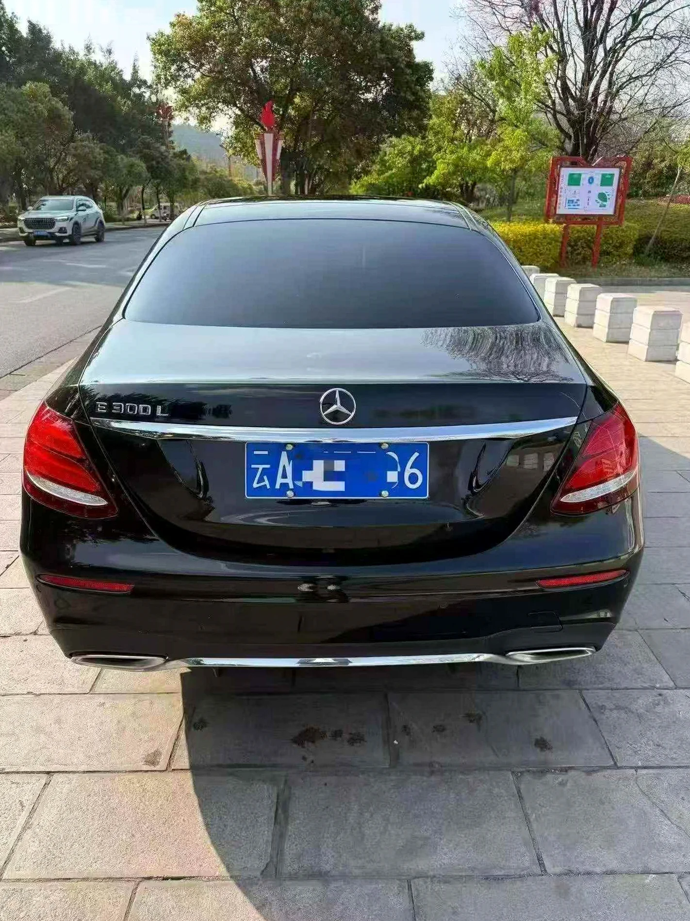 奔驰E 后面外观一