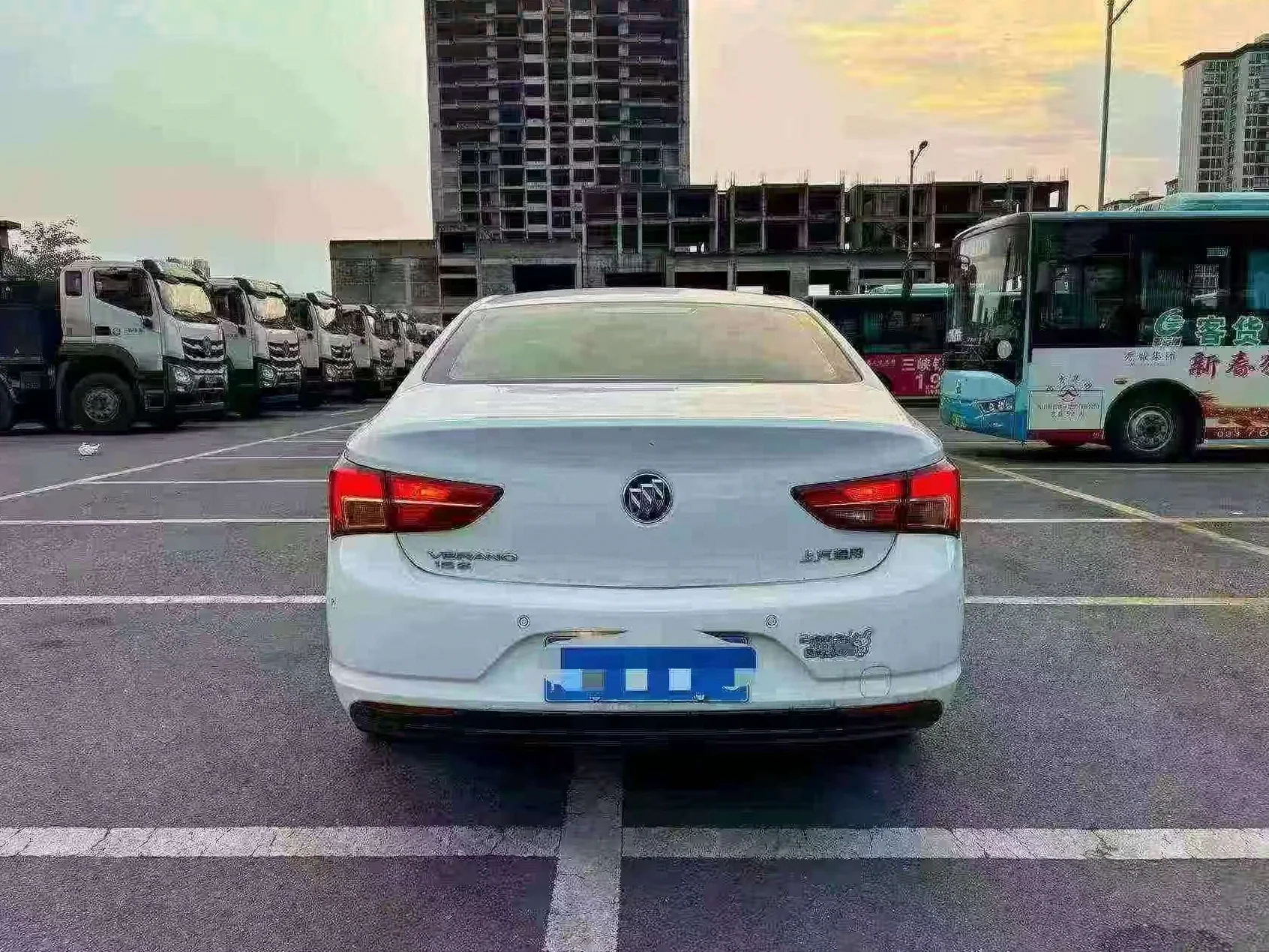 别克威朗 后面外观一