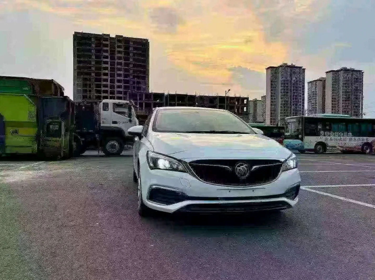 别克威朗 正面外观二