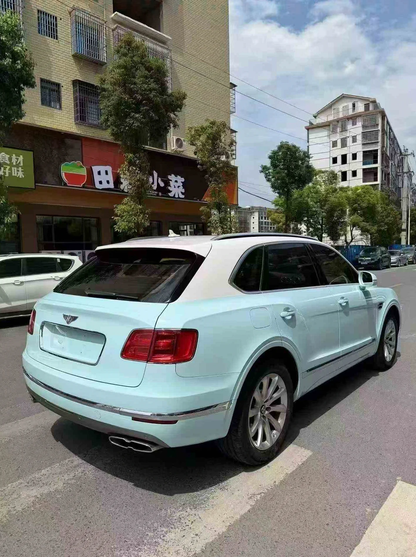 宾利添越 内饰前排