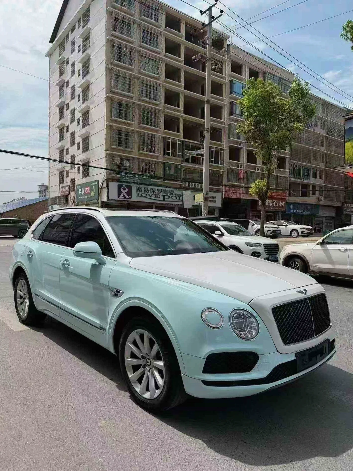 宾利添越 正面外观三