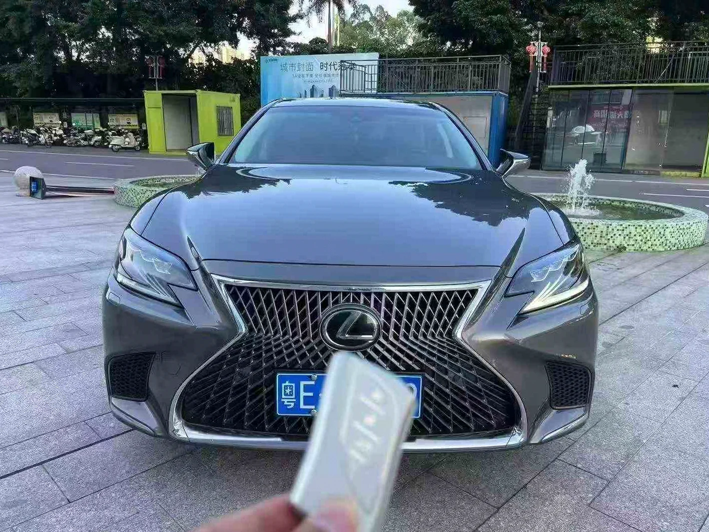 雷克萨斯LS 正面外观二