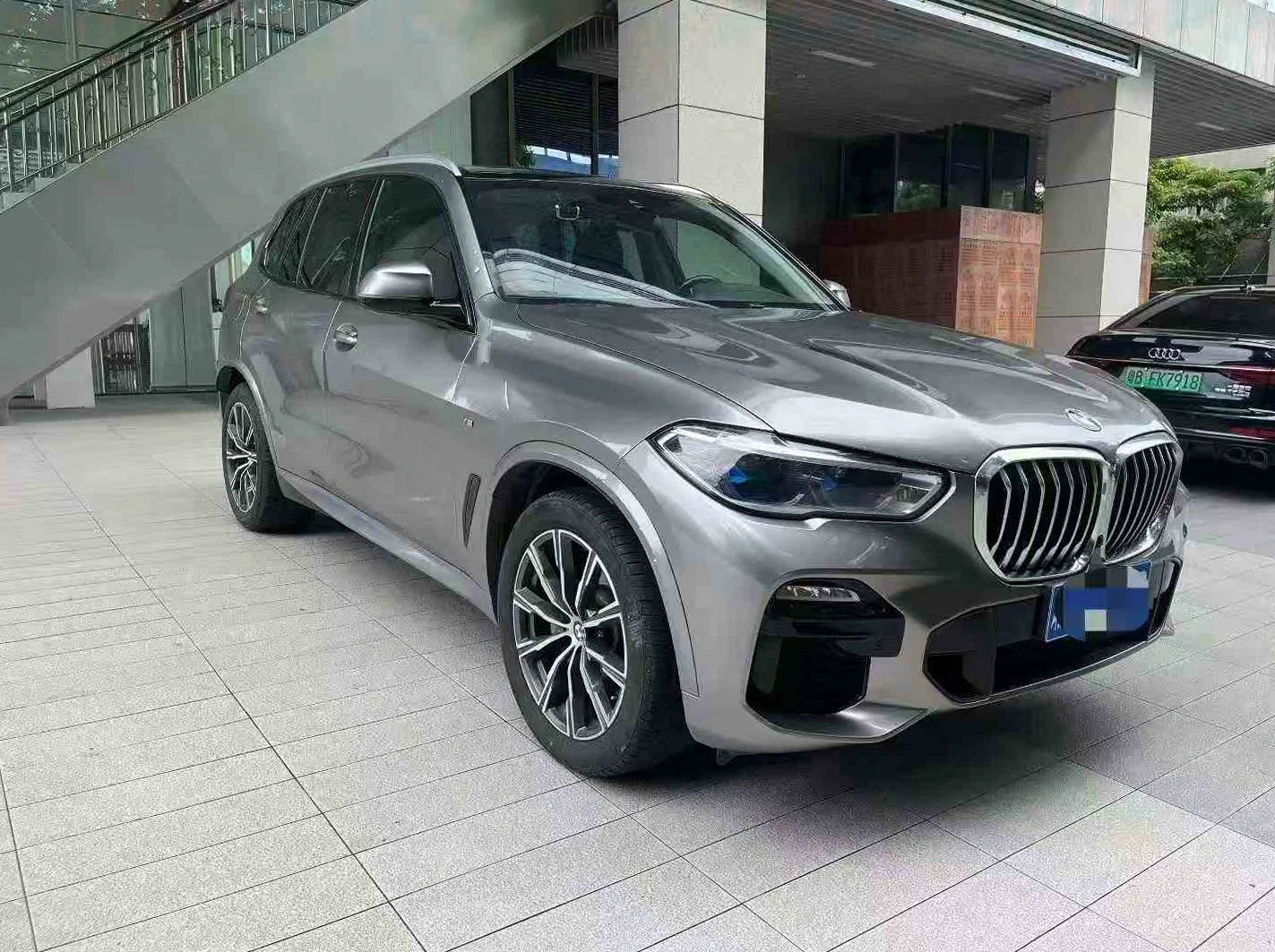 宝马X5 正面外观三