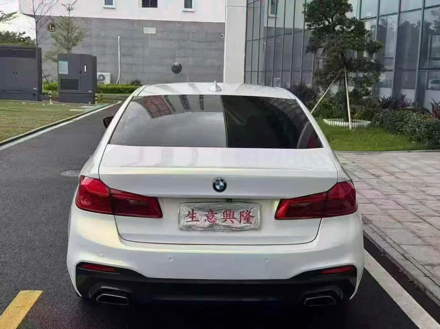 宝马5系 后面外观一