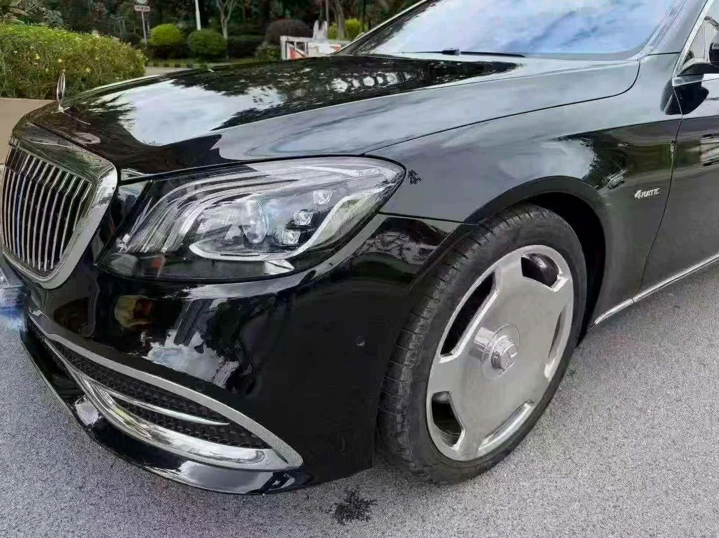 奔驰迈巴赫S级 后面外观一