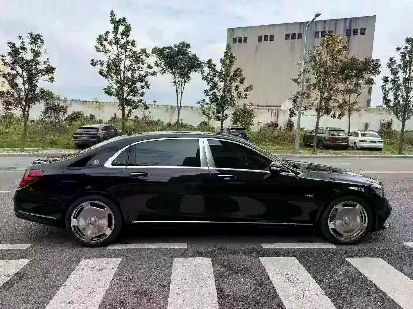 奔驰迈巴赫S级 后面外观二