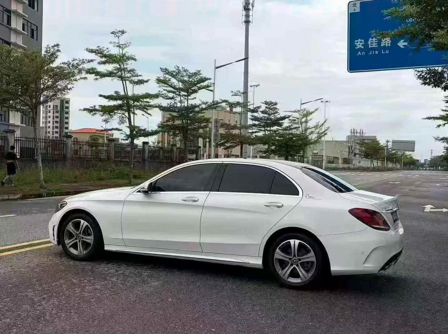 奔驰C 后面外观一
