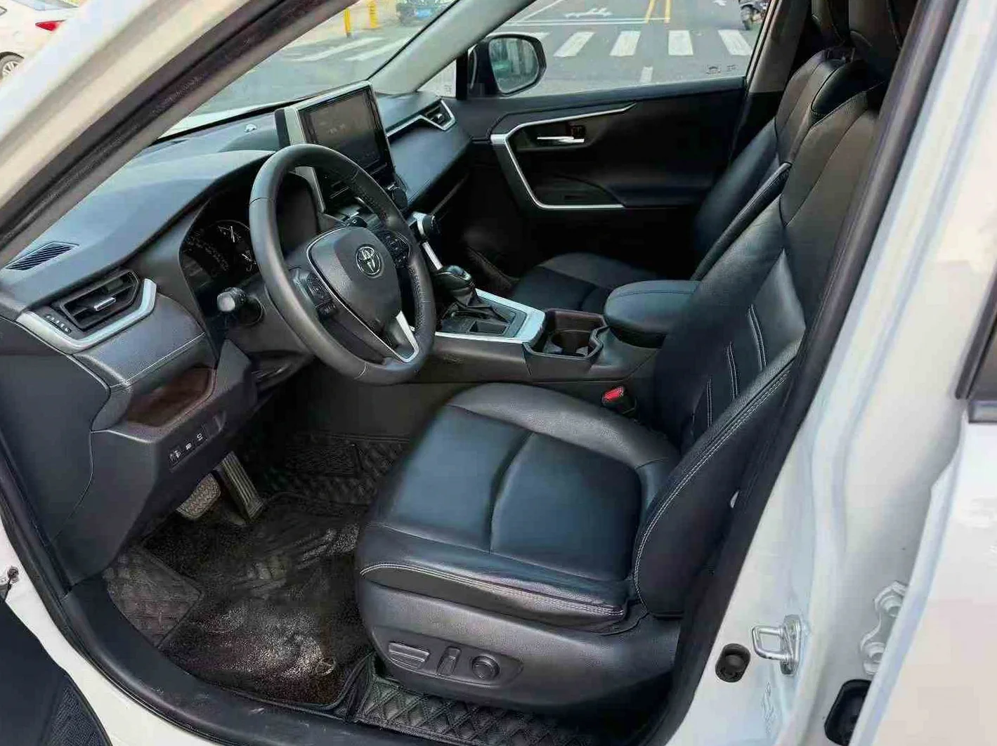 丰田RAV4 后面外观一