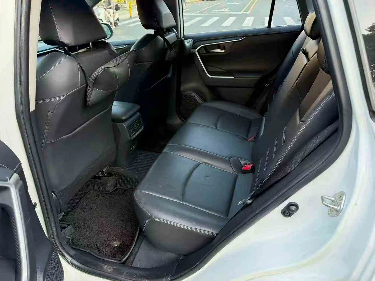 丰田RAV4 后面外观三