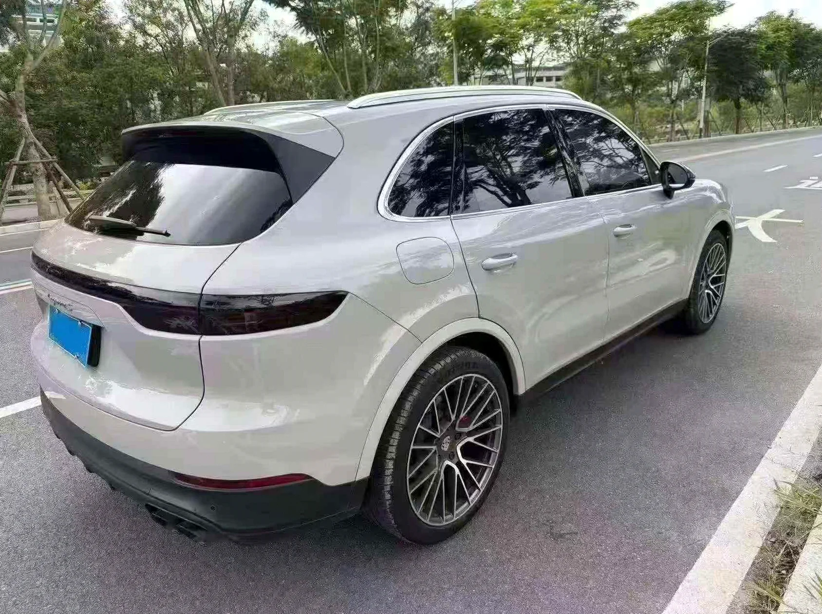保时捷卡宴 后面外观一