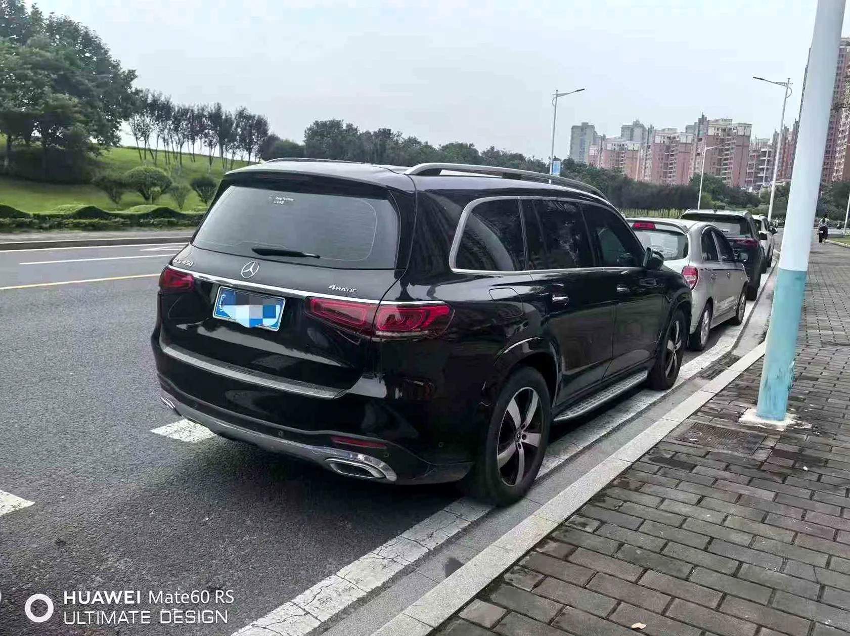 奔驰GLS 后面外观一